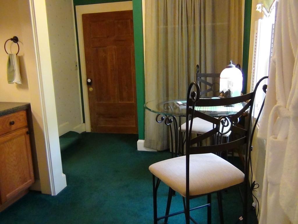 Buffalo Tavern Bed And Breakfast เวสต์เจฟเฟอร์สัน ห้อง รูปภาพ